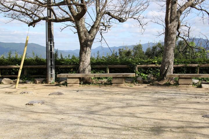 唐津城にある木のベンチ