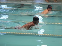 ゴールに向かって力泳する選手たち