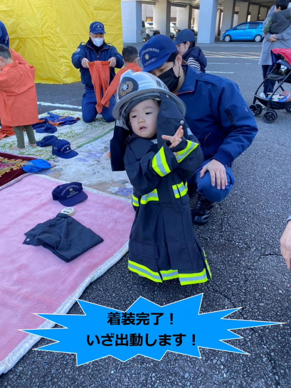 防火衣を着た小さな消防士
