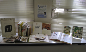 図書館から昆虫の本の展示も行いましたの画像