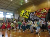 一体感がすごい迫力のみんなで総踊りの画像