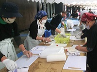 いけすのイカを購入したら漁協婦人部の方が刺身にしてくれます