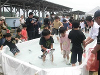 大人気、魚のつかみ取りです。大きな魚を手づかみする子供さんもいましたよ