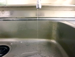 水を出しておく様子
