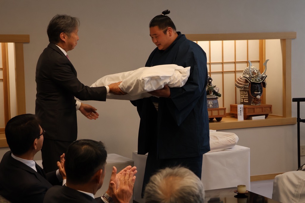 化粧まわしを受け取る欧勝海関