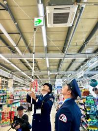 誘導灯を点検している写真