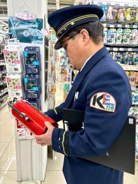 消火器を点検している写真
