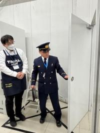 防火戸を点検している写真