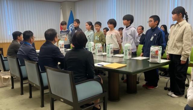 アザメの瀬新米贈呈式