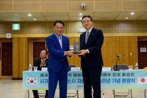 唐津市長から西帰浦市長に唐津焼のランプシェードが贈呈される様子