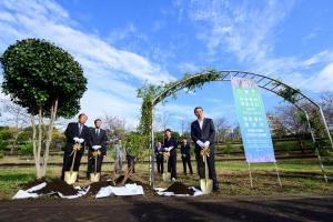 唐津市から寄贈の藤の記念植樹を行っている様子