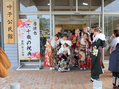 式典会場に向かう二十歳の若者 ２