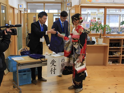 受付をすませ式典会場へ