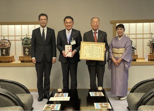 贈呈式写真(左から秀明副市長,峰市長,裏千家 支部長 辻様,幹事長 青山様)
