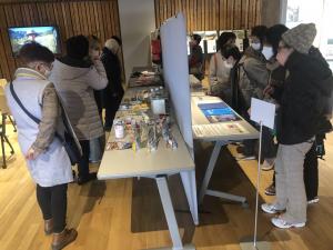展示品を見学する写真