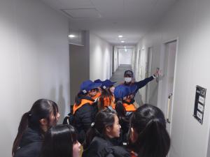 仮眠室を見学する写真