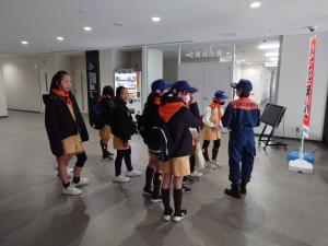 庁舎内を見学する写真