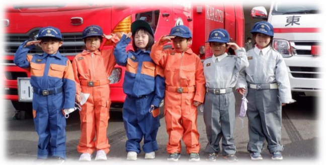 消防服を試着した子どもたちの記念撮影