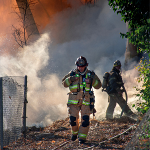 山火事を消している消防士の写真