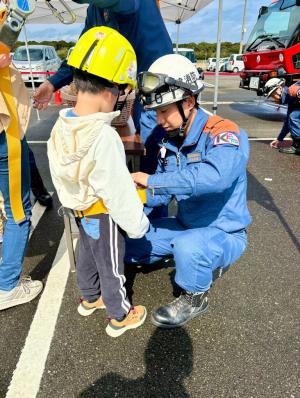 はしご車の安全ベルト装着写真
