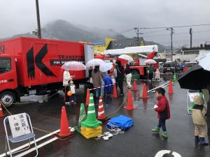 ロープ渡りの列の写真