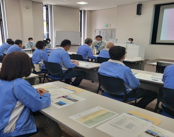 玄海原子力発電所原子力訓練センター（発電所構内視察前の概要説明の様子）2