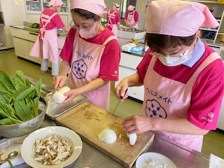 調理している様子