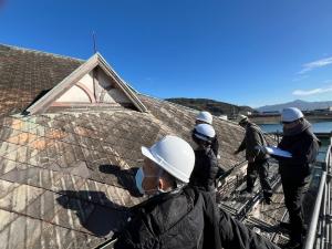 保存整備委員会の様子　屋根の確認