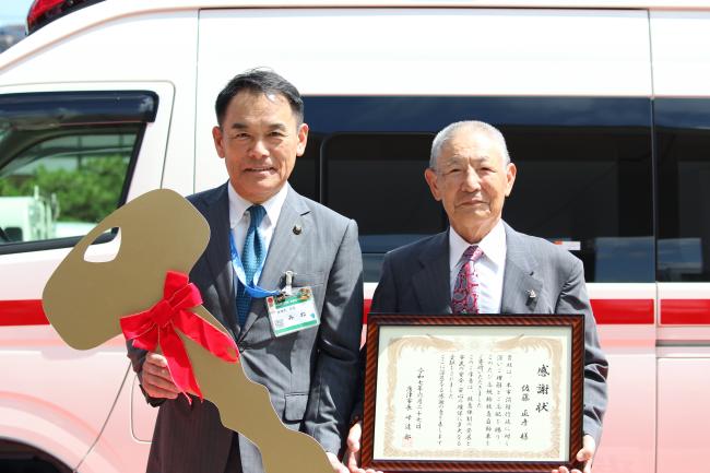 高規格救急自動車贈呈式（市長と佐藤様）