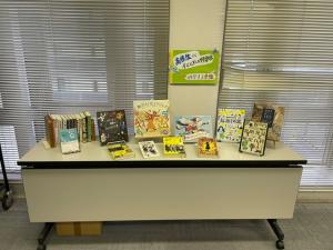 図書館から科学の本の展示も行いましたの画像