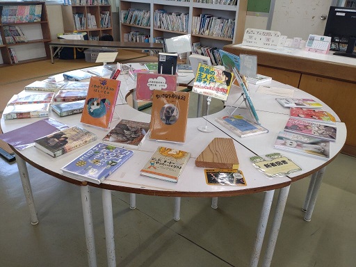 馬渡小中学校の図書室の様子