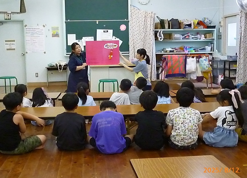 大型絵本の読み聞かせ