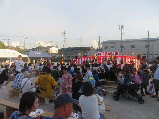 祭りを楽しむ大勢の人写真