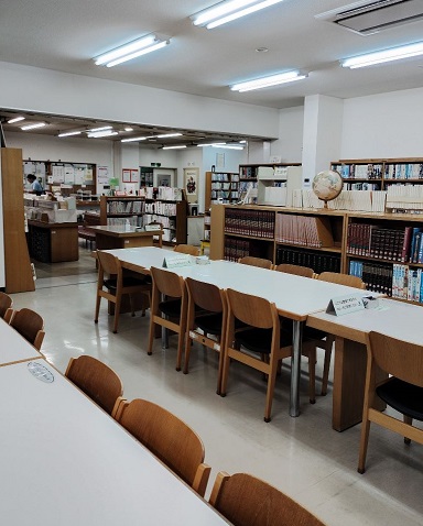 相知図書館一般閲覧室の内部