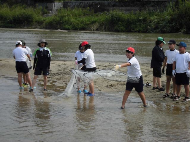 川に入って投げている様子写真