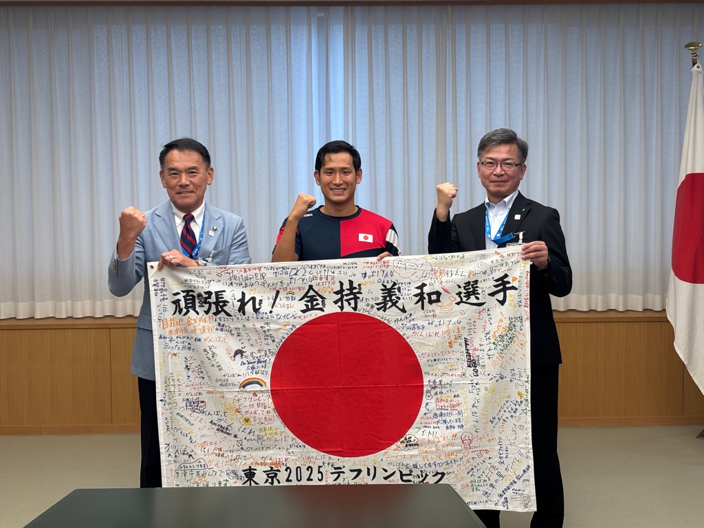 金持選手への寄書き贈呈の様子