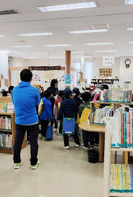 長松小学校の図書館見学（4階子どもコーナーブックル）