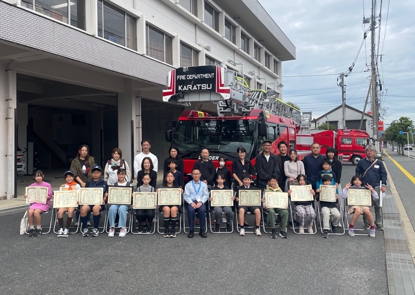 はしご車の前で記念撮影