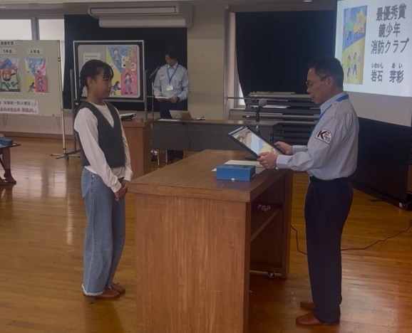 表彰の様子（女の子）