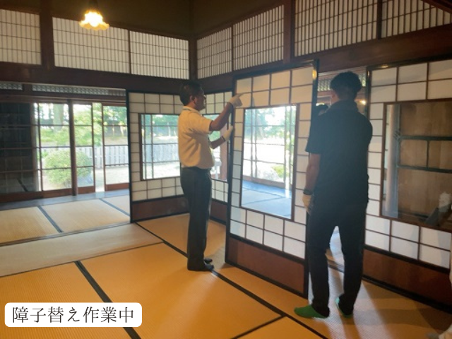 旧高取邸　障子替え　作業中