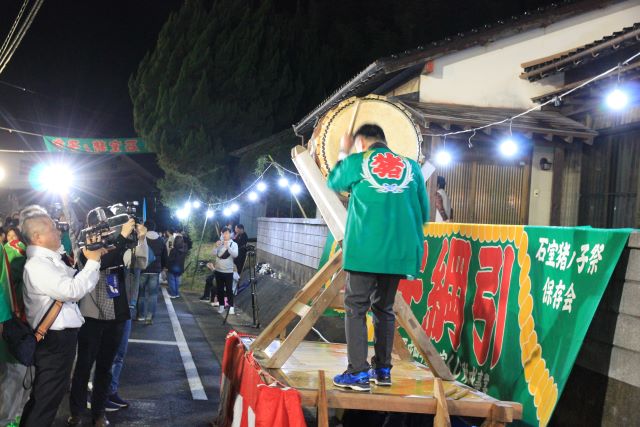 太鼓の合図で大綱引き1本目開始している写真