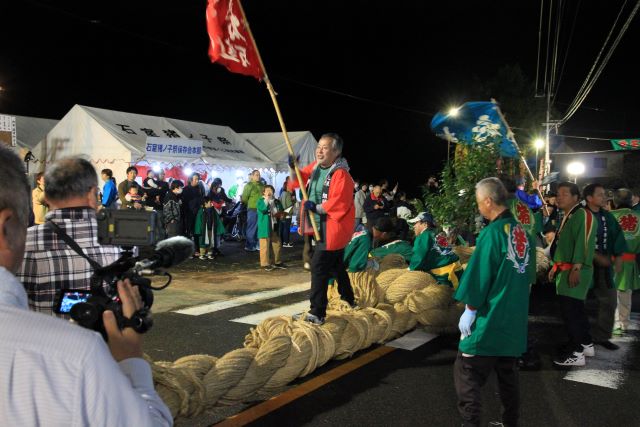 旗頭が士気を高めている様子写真