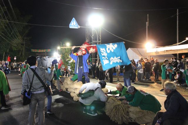 旗頭が士気を高めている様子の写真