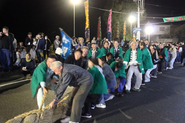 観衆も一緒に「ヨイサ、ヨイサ」