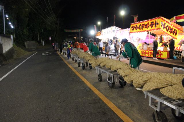 倉庫に縄をしまう様子写真