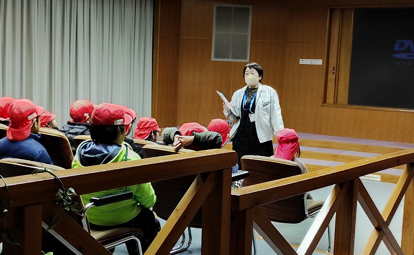 町田保育園（ビデオルームでのアニメ上映）