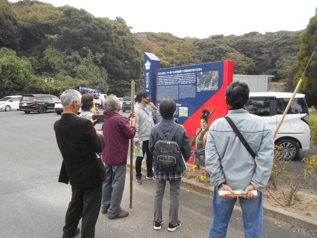 陣跡の説明を受ける参加者