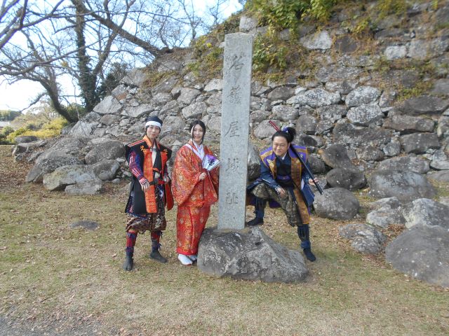 城内にはあちこちに武将の姿も