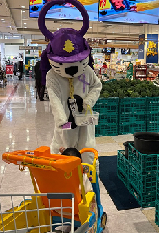 カラワン君がポケットティッシュを配っている写真