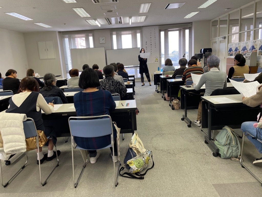 読み聞かせ講習会の様子の写真(会場全体)